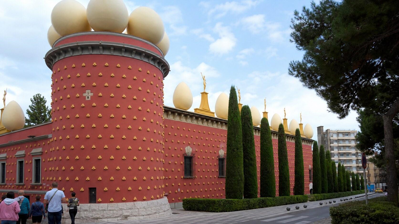 Dalí Theatre-Museum façade with rooftop egg sculptures